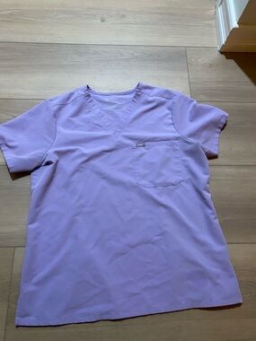 Figs Women’s Lavender Dew Catarina One Pocket V-Neck Scrub Top